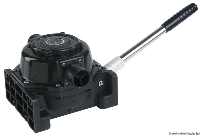 Con maniglia in acciaio inox sfilabile, membrana in neoprene, immediata ispezione dall’interno tramite coperchio a scatto. Può aspirare qualsiasi liquido compreso gasolio e anche impurità di notevoli dimensioni.