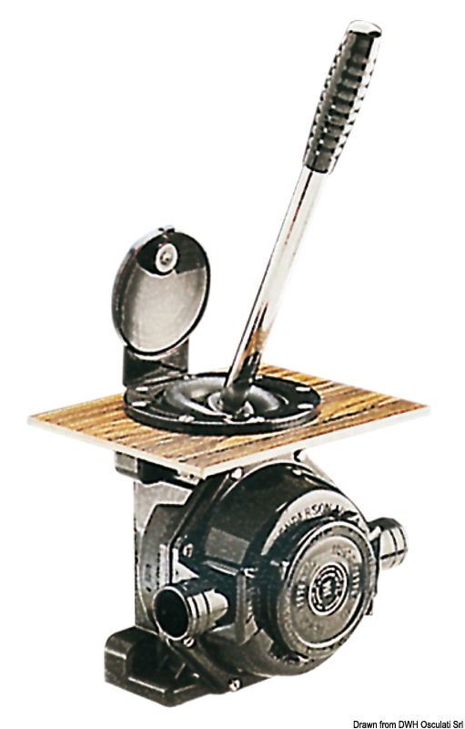 Con maniglia in acciaio inox sfilabile, membrana in neoprene, immediata ispezione dall’interno tramite coperchio a scatto. Può aspirare qualsiasi liquido compreso gasolio e anche impurità di notevoli dimensioni.