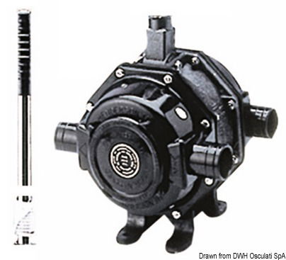 Costituita da due pompe MKV abbinate. Maniglia sfilabile. Versione per il montaggio a scomparsa dietro paratia, con botolina (da ordinare separatamente). Togliendo i raccordi all’entrata, potete praticamente avere due pompe separate ed aspirare da due diverse sentine, anche se una é asciutta.