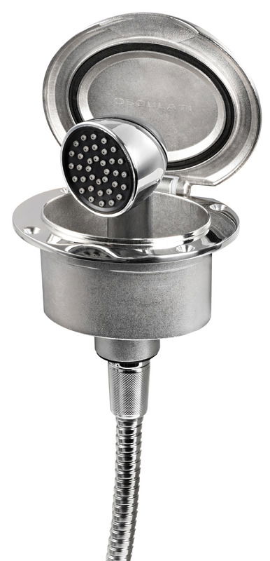 Vano doccia in acciaio inox AISI 316 con sportello autoreggente. Dotato di doccia Keji II Continuum Flow con testa maggiorata e boccola interna in gomma antivibrante.