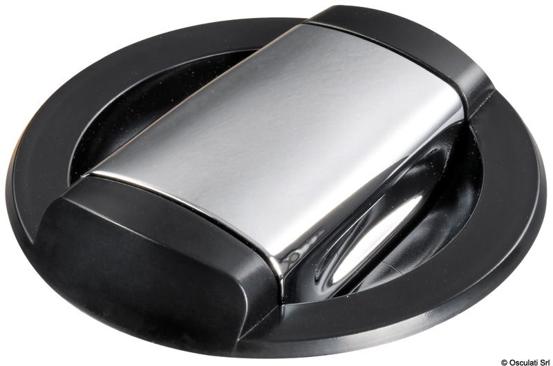 Doccia con miscelatore integrato, estetica flat, a scomparsa, installazione orizzontale o verticale.Vano doccia provvisto di una guarnizione antivibrante.Regolazione dell’acqua calda e fredda gestita tramite la rotazione del corpo della doccetta, mentre il flusso è regolato da un bottone push lock che consente di bloccare il getto d’acqua ed evitare sprechi.Il miscelatore incorporato permette una regolazione precisa della temperatura e di mantenerla tra un'apertura e l'altra.