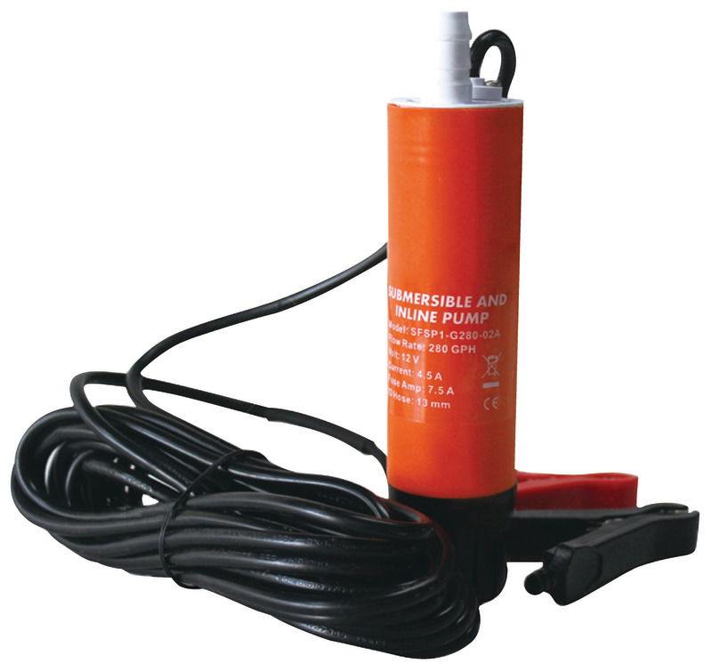 Può pompare acqua e gasolio. La forma cilindrica (Ø 41 mm) consente di inserirla direttamente nelle taniche o nei serbatoi.Può girare in continuo fino a 20 minuti. Completa di 5 m di cavo e di pinze a pappagallo.