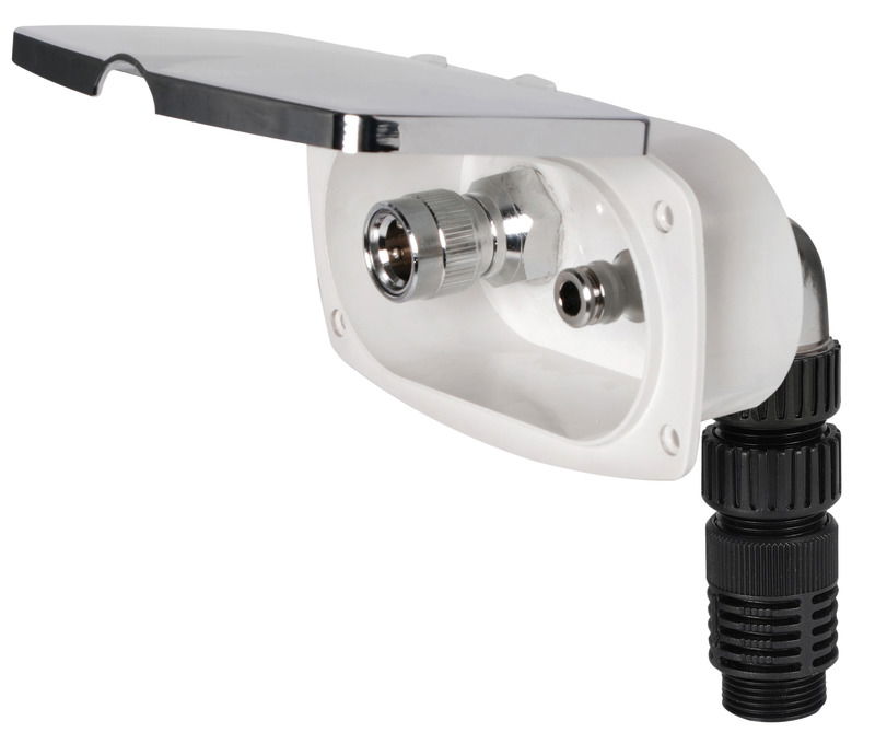 Presenta un connettore a scatto per prelevare acqua dalla rete di bordo, completo di riduttore per immettere acqua dalla banchina. Il collegamento al tubo dell’acqua di banchina avviene tramite un raccordo a scatto tipo giardinaggio (vedi codice 36.189.02). Filetto di uscita 3/4" maschio. I riduttori di pressione equipaggiati con riduttore in plastica come questo non abbassano la pressione, ma ne limitano la portata. Questo consente all'acqua di entrare nell'impianto lentamente, in pochi minuti, evitando stress sulle tubazioni. Se l'impianto rimane collegato alla banchina, la pressione si allinea a quella di terra.