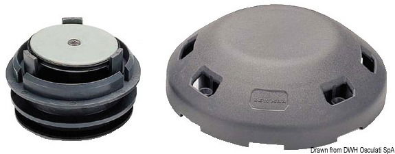 Realizzato in plastica rinforzata, permette il ricambio d'aria senza infiltrazione d'acqua. Può essere installato sull'acrilico dei boccaporti o anche sulla coperta. Modello universale. Conforme alla CE ISO 12216:2003.