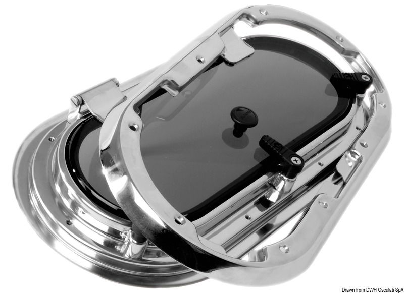 In acciaio inox AISI 316 lucidato a specchio, con le seguenti caratteristiche tecniche: viti esterne invisibili; angolo accentuato di drenaggio acque; completi di controflangia e zanzariera; galletti di fermo regolabili e non sporgenti; parte trasparente in acrilico fumè; approvati CE area 1 categoria 1; particolare sistema di fissaggio: l'oblò si accoppia con la controflangia in una sola operazione rapidissima, che significa risparmio di manodopera per il cantiere.