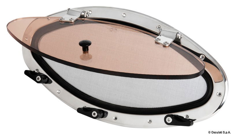 In acciaio inox AISI 316 lucidato a specchio , completi di controflangia con viti invisibili. Rete antizanzare in plexiglass da 10 mm. Parte trasparente in acrilico fumé.