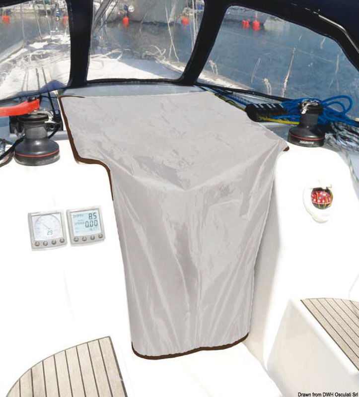 Protezione per entrata boccaporto modello universale, dotata di fettuccia alla base per il fissaggio.