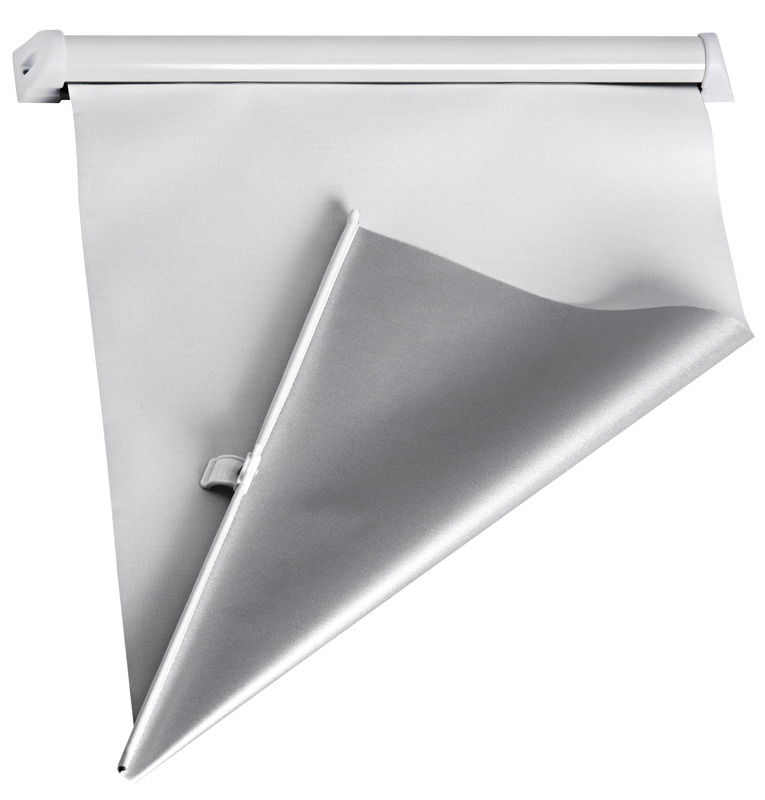 Con carcassa in alluminio verniciato con resine epossidiche. Molle in acciaio inox. Tessuto oscurante in poliestere, con lato esterno metallizzato argento al fine di garantire di notte uno oscuramento totale e di giorno la riflessione dei raggi solari. Si montano sotto i passauomo o davanti agli oblò, in pochi minuti, senza alcuna modifica.