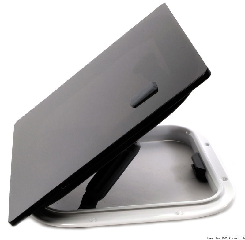 Installazione a filo coperta in incavi appositamente progettati. Con uno stile pulito e lineare, hanno la peculiarità di eliminare sporgenze pericolose, rendendo utilizzabile tutto lo spazio disponibile sulla coperta.Caratteristiche principali:- nessuna cornice a vista; l'unico elemento visibile sul ponte è il pannello in acrilico nero;- struttura in plexi autoportante di grande spessore;- braccetto di tenuta bloccabile in qualsiasi posizione fino a max 90°;- modelli con leva di chiusura esterna utilizzabili come escape hatch;- approvazione CE area 2A.Compatibili con zanzariere, controflange di finitura e cornici Lewmar.