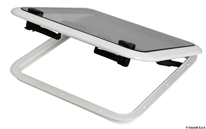 In alluminio verniciato bianco con resine epossidiche e con parte illuminante in vetro temperato fumé, omologati CE. Cerniere invisibili inserite nel profilo, apertura con fermi a compasso e posizione "ventilazione”.