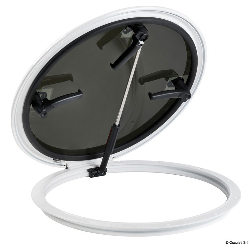 In alluminio verniciato bianco con resine epossidiche, apertura a compasso, lente in acrilico ad alta resistenza. Omologazione CE.