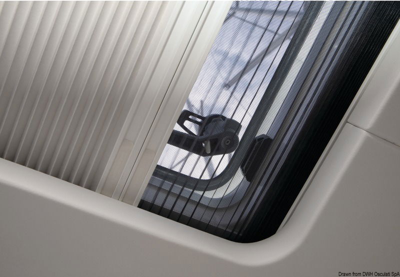 Sistema elegante e di facile applicazione per boccaporti rettangolari e rotondi, installato sulla superficie del rivestimento interno della cabina o adatto anche per essere nascosto nel rivestimento interno.Tenda in tessuto plissettato oscurante al 100% + zanzariera plissettata, inserite in un'unica cassetta in alluminio dalla linea ultrasottile. - Optional da ordinare separatamente controtelaio di finitura composto da 4 modanature separate. Su richiesta, disponibili in varie misure di serie o produzione su misura per adattarsi a qualsiasi boccaporto. Colore struttura: bianco (RAL9016), su richiesta anche beige (RAL9001).