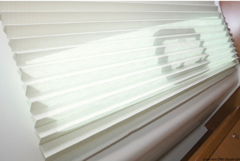 Una soluzione in tessuto plissettato, elegante, efficace e dall’ottimo rapporto qualità prezzo. Installazione facile e veloce. Tessuto plissettato Harmony in colore crème. Fissaggio a parete, raccolta in alto e fissaggio in basso con bottone automatico. Su richiesta, disponibile in un’ampia gamma di misure di serie o produzione su misura. Altri colori disponibili su richiesta: navy (blu scuro) e avorio.