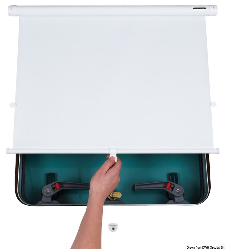 Una tenda avvolgibile a rullo alloggiata in una cassettina semplice e funzionale per boccaporti e finestre.Può essere usata per superfici verticali ed orizzontali, con il vantaggio di adattarsi perfettamente anche alle superfici leggermente incurvate. Tessuto bianco oscurante al 100%. Facile da installare.Su richiesta anche produzione su misura. Colore cassetta rullo: bianco; su richiesta anche beige o argento anodizzato.