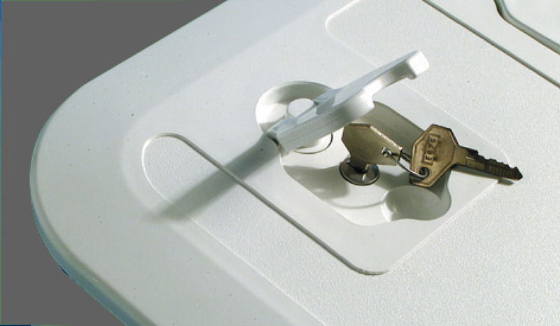 In ABS bianco. Coperchio completamente carenato, nasconde totalmente il telaio. La paratia frontale é ad incastro, pertanto la tasca può essere montata con apertura verso l’alto oppure verso il basso.