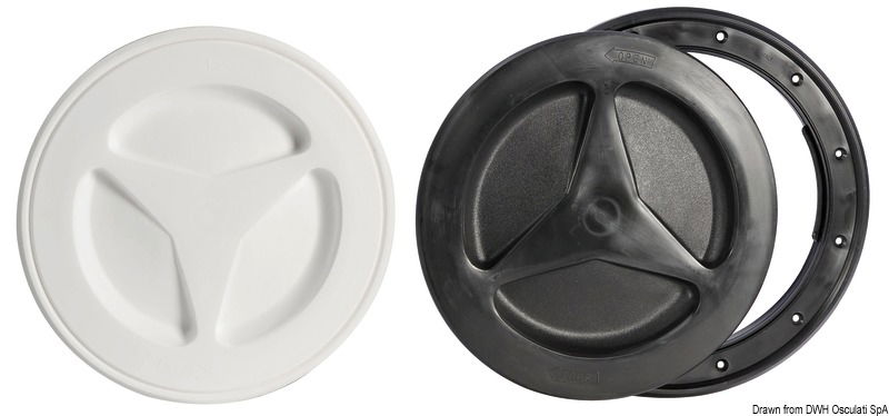 Completamente a filo. Il tappo copre anche le viti.