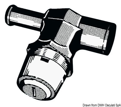 Portagomma da 16 mm a 90° e sifone con valvola, che evita in maniera assoluta l'entrata di acqua nello scafo. Carcassa in nylon, parte esterna in acciaio inox lucidato. Progettato secondo i requisiti prescritti dalla norma UNI EN ISO 21487.