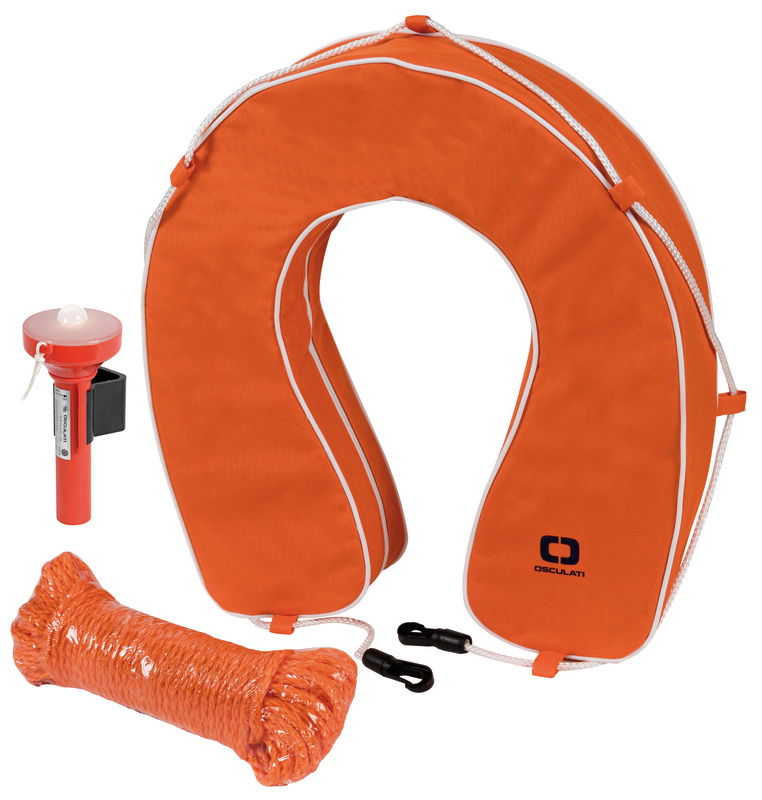 Completo di boetta luminosa 30.583.00 e cima regolamentare 400 kg 22.408.06, il tutto inserito in un involucro in tessuto PVC/poliestere 22.424.3x con apertura rapida tramite sistema a strappo. Fissaggio al pulpito tramite cinghie regolabili.