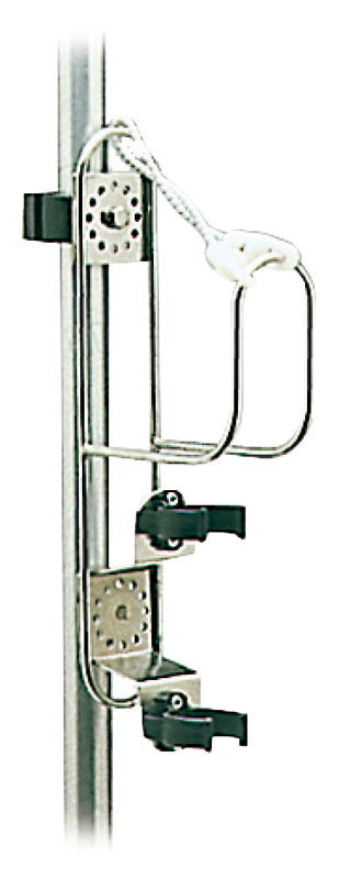 Per salvagente anulari o a ferro di cavallo. Modello universale. Si può installare su piano, su paratia, oppure su tubi inox del Ø di 22/25 mm diritti o inclinati, tramite un’apposita staffa in nylon ruotante, completo di elastico di fermo. Versione semplice o completa di supporto per boetta luminosa Art. 30.584.01.