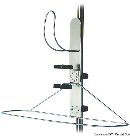 Fabbricato in acciaio inox lucidato. Montaggio a parete oppure, con morsetti in dotazione, sul pulpito (tubi 20/22 mm). Può contenere salvagente + boetta 30.583.00 + cima 22.408.06.