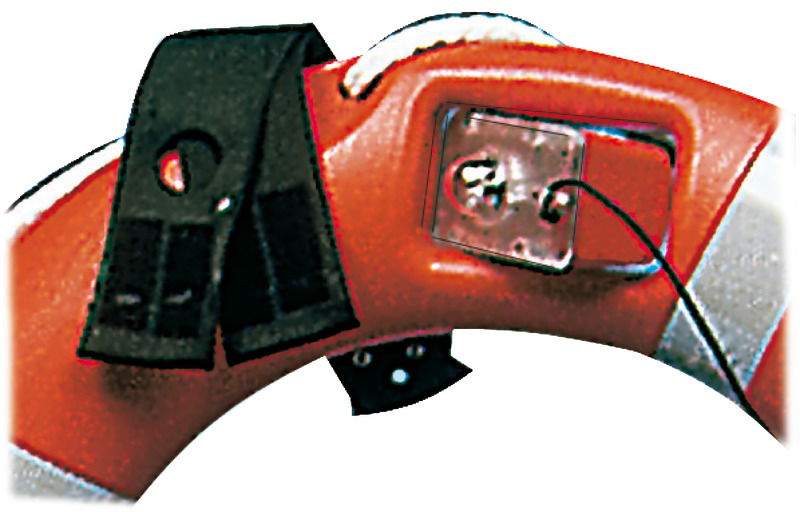 Fasce in nylon con strappo porta salvagente predisposte per alloggiamento boetta luminosa Sealux 30.432.00. Complete di morsetto 37.175.81 per fissaggio su tubo.