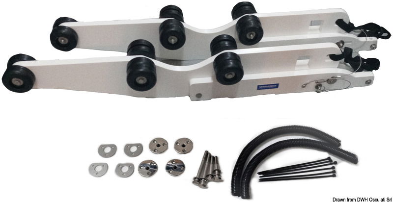 Grazie al suo movimento a bascula facilità l'alaggio del tender.Sistema di bloccaggio automatico appena il tender arriva in posizione orizzontale.Cinghie di fine corsa incluse (limitano l'angolo di inclinazione). Si può abbinare ad arganelli manuali o elettrici.Sistema facilemnte rimovibile. Mini attrezzo sempre a portata di mano e collegato con laccetto anti-caduta.