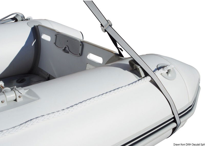 Di alta qualità, resistente UV per sollevamento tender di qualsiasi tipo. Piastra di sospendita e fibbie di regolazione in alluminio alta resistenza anodizzato. Moschettoni aggancio in acciaio inox AISI 316 ad apertura rapida. Carico max KG 400. Universali per qualsiasi gommone, in quanto regolabili. Articolo brevettato e certificato CE.