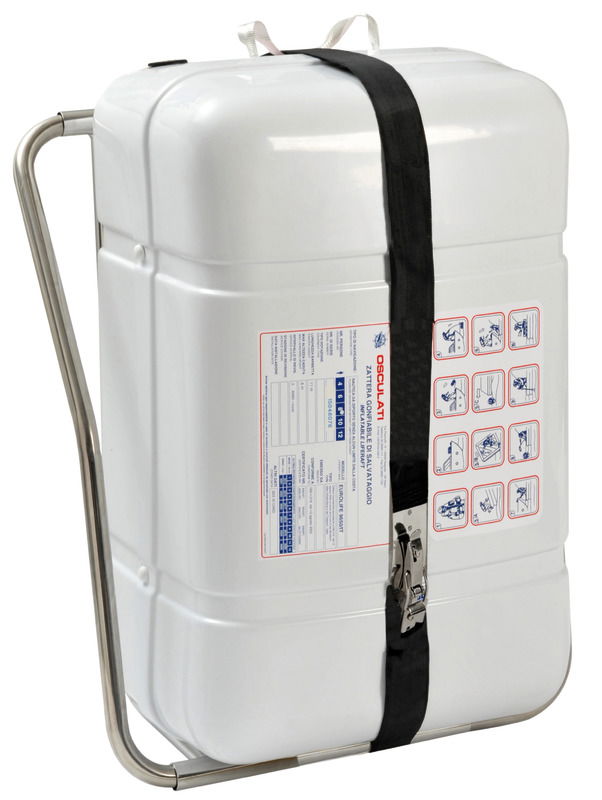 Universale per tutte le zattere da diporto da 4 a 12 posti. Fissaggio tramite appositi morsetti in acciaio inox microfuso (set completo di 4 pezzi). Bloccaggio della zattera con robusta cinghia in acciaio inox rivestita in nylon + gancio a camma provvisto di portalucchetto. Varo rapido aprendo il gancio a camma. Struttura tutta in acciaio inox AISI 316 lucidato a specchio.