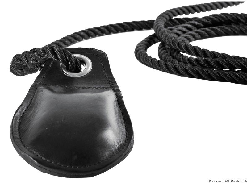 In pelle nera cucita intorno ad un anima di grani di piombo. Occhiello in ottone nichelato.