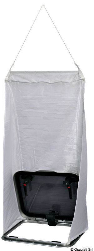 In tessuto Dacron Spy. Si gonfia e incanala l’aria alla minima brezza. Irrigidito da una stecca e stivabile in una tasca con zip.