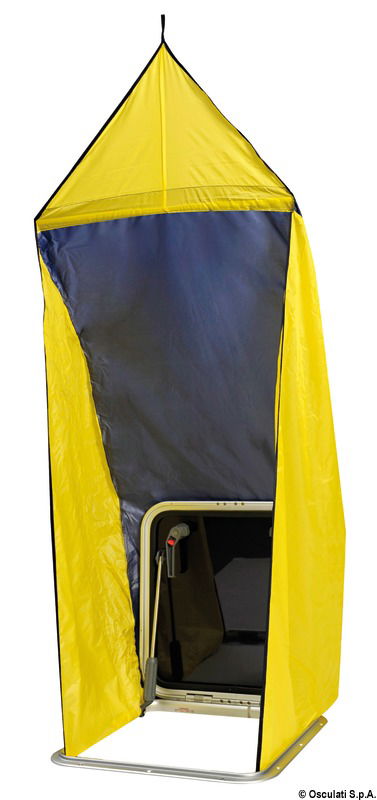 Consente una ventilazione ottimale. Universale sia per scafi a vela sia a motore, adattabile a qualsiasi passauomo o scafo. Completamente in nylon colorato. Smontabile in pochi secondi, completa di custodia.