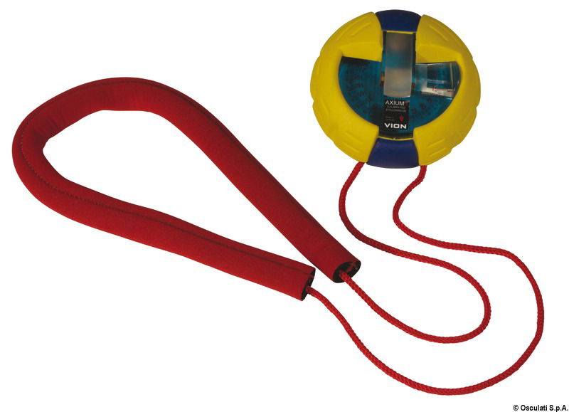 Bussola completa di carenatura anti-shock in gomma. Illuminazione permanente a raggi beta Lente d’ingrandimento che ne permette l’uso sia come bussola da rilevamento che come bussola di rotta. Sfrutta l’ormai ventennale e insuperato sistema della visione diretta senza linea di fede. L’immagine della rosa, ingrandita 10 volte, é priva di ogni parallasse e permette la stima di 0,5°. Stabilità della rosa e prontezza eccezionale.