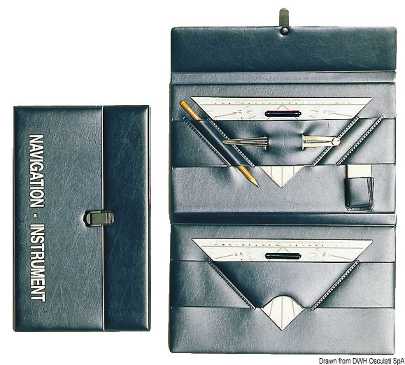 Contenuto in una custodia che salvaguardia l’integrità della strumentazione.Contenuto:- 2 squadre 26.142.40;- 1 compasso 26.141.60;- matita e gomma.Per uso presso le scuole nautiche può essere personalizzato con logo della scuola (quantità minima 50 pezzi).