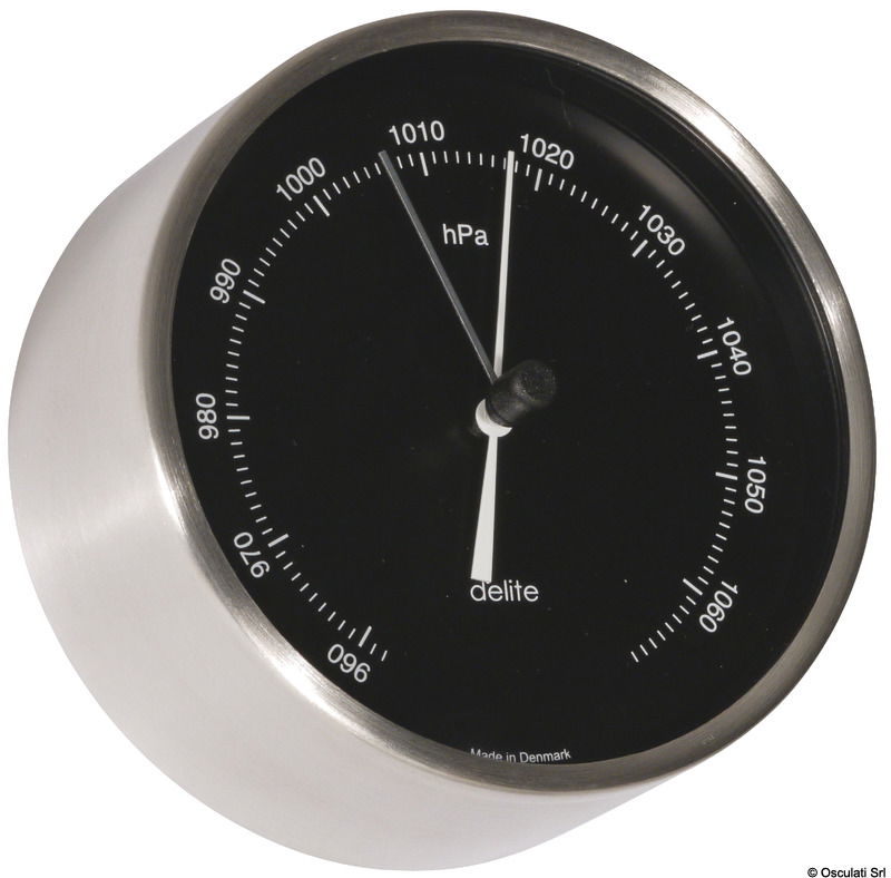 Carcassa realizzata in acciaio inox satinato.Sistema di fissaggio a parete incluso.