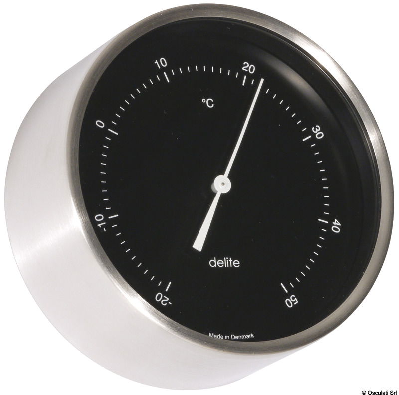 Carcassa realizzata in acciaio inox satinato.Sistema di fissaggio a parete incluso.