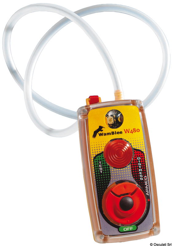 Il dispositivo W480 è un sistema di segnalazione Uomo a Mare ad uso personale classe M.Si installa sul giubbotto autogonfiabile o sulla cerata; si attiva entro 10 secondi dalla caduta in mare.Tramite il ricevitore GPS al suo interno è in grado di allertare e comunicare via DSC e AIS la posizione del naufrago.•