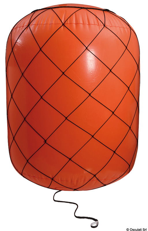 Boa gonfiabile gigante in PVC, di forma cilindrica, studiata per segnalare le virate sui campi di regata. Dotata di valvola di gonfiaggio / sgonfiaggio rapido e di 4 passacavi inferiori per il fissaggio del piombo, che permettono una ripartizione uniforme del peso. Completa di una o due tasche laterali trasparenti per l’inserimento di loghi e/o messaggi pubblicitari. Rete di ancoraggio optional in levilene in cui inserire la boa, nel momento del gonfiaggio, per distribuire al meglio la trazione in acqua.
