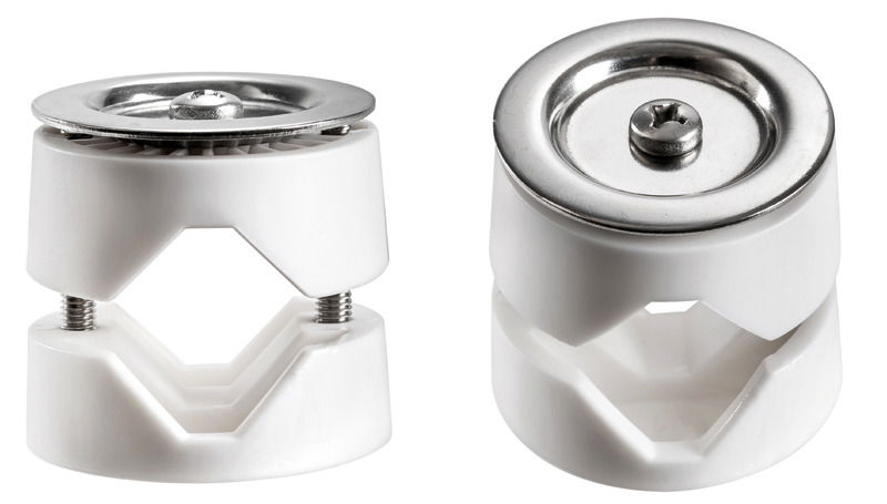 Acciaio inox AISI 316 lucidato. Si possono combinare in serie per contenere più parabordi.