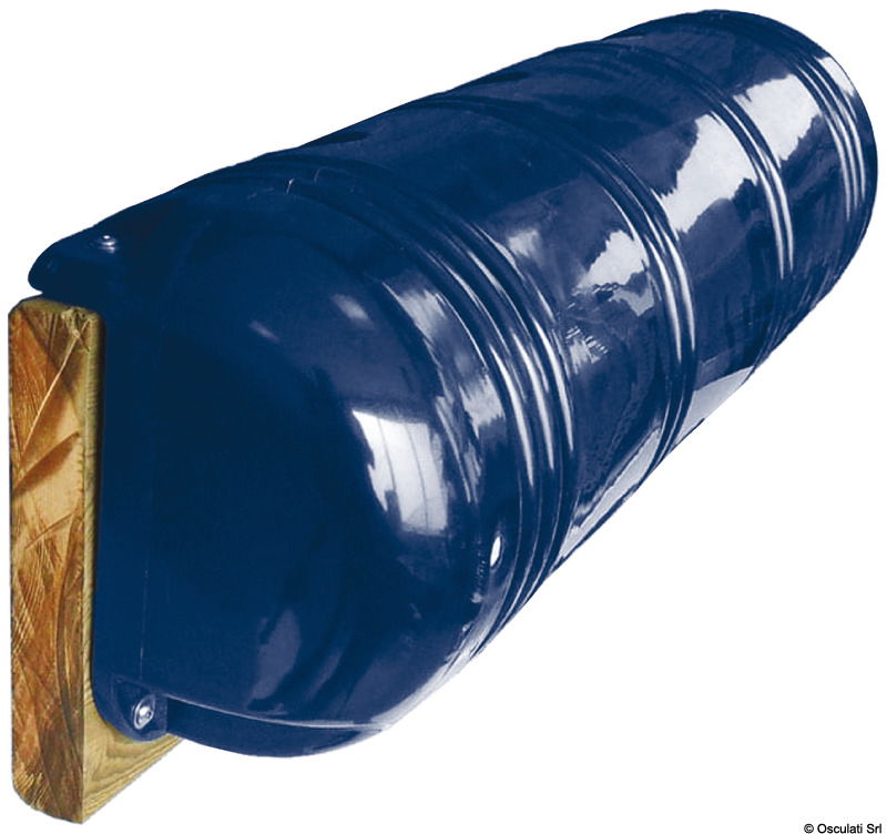 In PVC con valvola a spillo. Fissaggio su piano più angolo.