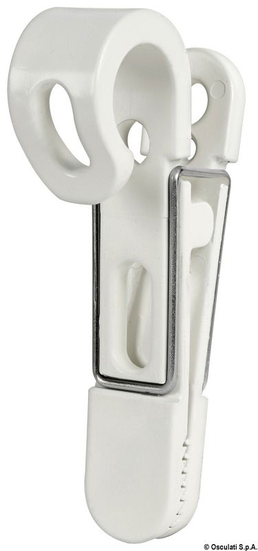 Si può fissare a parete tramite una vite, oppure agganciare al pulpito a scatto (accetta tubi Ø 22/28 mm). Può servire per appendere vestiti ad asciugare, cime, cavi elettrici, ed ogni altro oggetto. Costruita in nylon bianco + molla in acciaio inox.