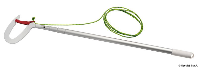Oltre a funzionare come gancio d'accosto permette con un solo movimento di agganciare l'occhio del gavitello e recuperare a doppino la cima di ormeggio.Caratteristiche tecniche:- gancio attracco in tecnopolimero speciale ad altissima resistenza;- manico in lega leggera anodizzata;- telescopico 105/245 cm.