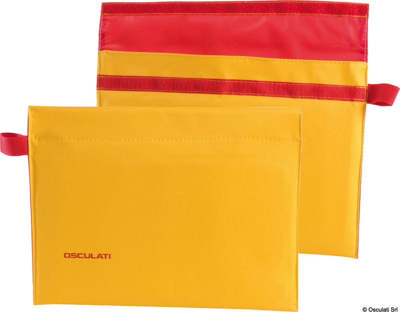 In nylon cordura con interposti fogli di polietilene galleggiante. E’ un oggetto funzionale e molto robusto. A richiesta, per almeno 100 pezzi, marchio del cliente.