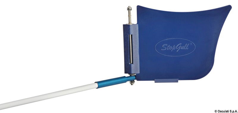 StopGull Air è un dispositivo progettato per impedire a gabbiani ed altri uccelli di appoggiarsi su cabine, hardtop, boma e tendalini. Facilissimo da installare tramite un sistema a baionetta. Può essere ripiegato oppure smontato senza che occupi spazio e proseguire la navigazione.StopGull è studiato per resistere a qualsiasi intensità di vento. Abbina anche un sistema per cui allineando le bandierine nella stessa direzione diventa “neutro” al vento per tenerlo fermo senza doverlo smontare.StopGull può essere montato su qualsiasi superficie piana. Esiste una vasta gamma di accessori per il fissaggio su pulpiti, tendalini etc.
