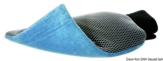 Con microfibra da un lato e spugna dall'alto.