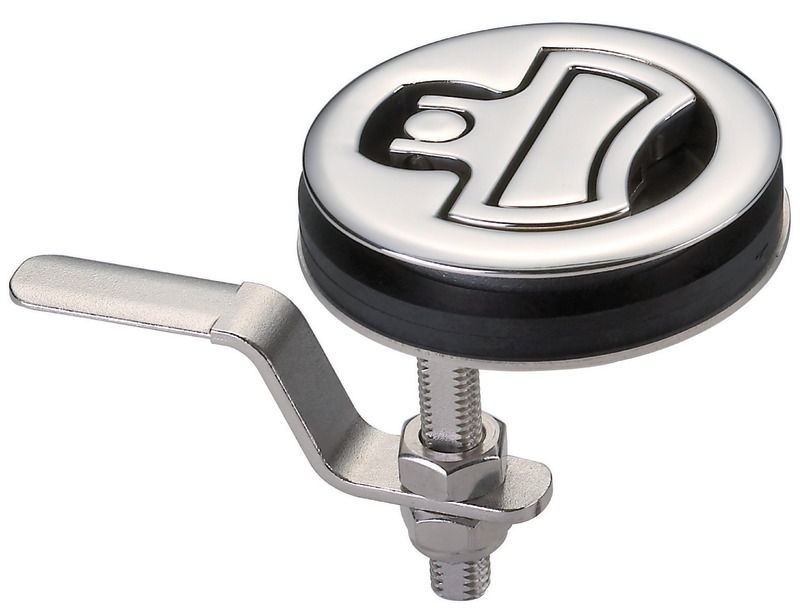 Con sistema a camma eccentrica che, abbassando la maniglietta, trasla verso l’alto la leva interna di fermo, realizzando così una chiusura più sicura, stagna e senza vibrazioni. Allo stesso modo, alzando la maniglietta, la leva interna si alza e libera il portello. Completamente in acciaio inox AISI 316 lucidato a specchio.