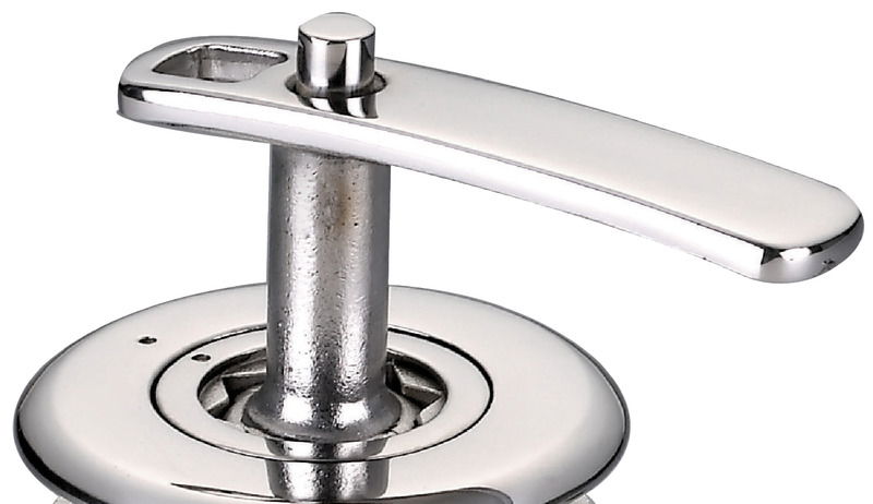 Quando non in uso rimane completamente a filo grazie ad un sistema a molla che chiude il foro a stella. Rotazione di 90°. Realizzato in acciaio inox AISI 316.