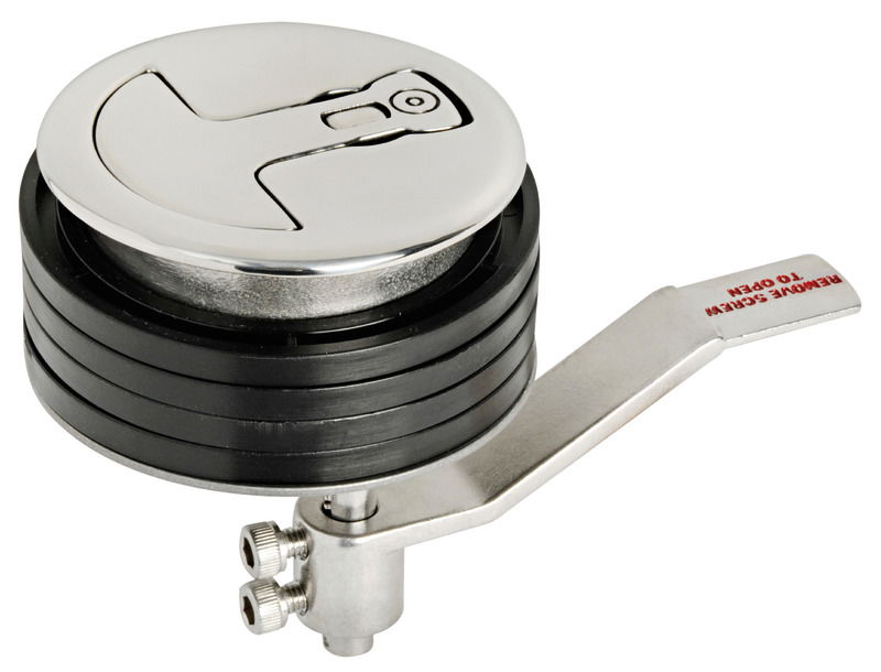 Alzapagliolo con estetica completamente liscia, racchiude i vantaggi degli alzapaglioli con coperchio rimanendo più liscio e pratico da usare. Meccanismo a camma eccentrica che comprime il portello quando chiuso e rilascia la pressione quando si alza la maniglia. Completamente stagno.