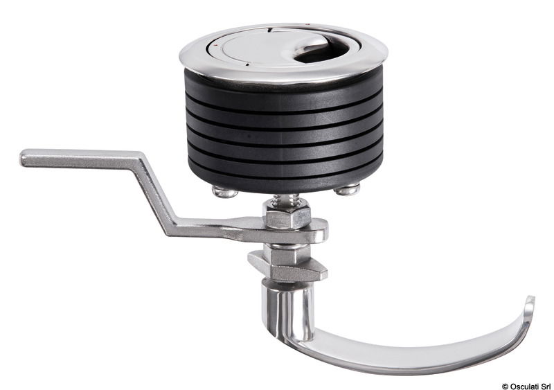 Caratterizzato da una presa particolarmente agevole, racchiude tutte le migliori caratteristiche degli alzapaglioli in un unico modello dall’ estetica flush deck. La maniglia interna permette apertura e chiusura dall’interno.