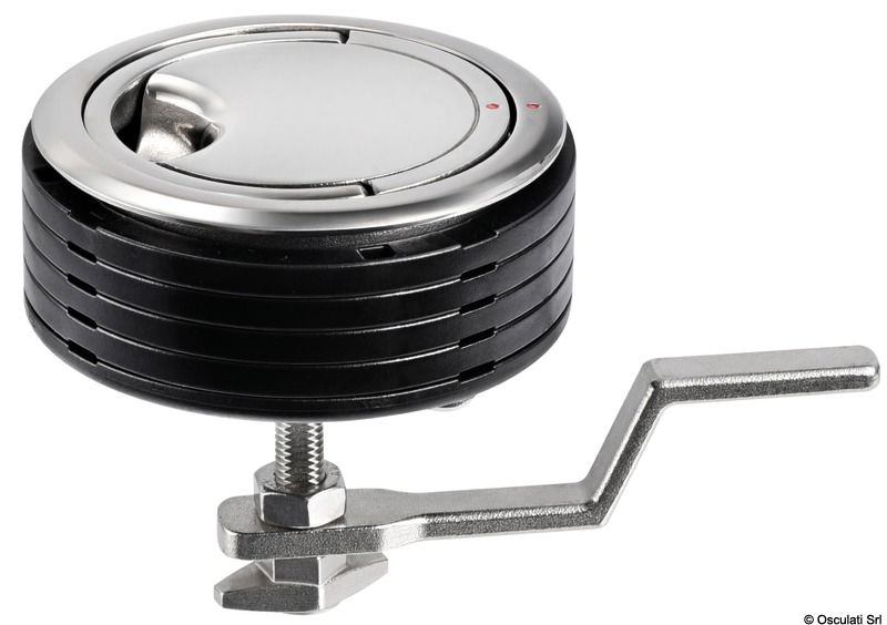 Caratterizzato da una presa particolarmente agevole, racchiude tutte le migliori caratteristiche degli alzapaglioli in un unico modello dall’estetica flush deck.- acciaio inossidabile 316 lucidato a specchio;- estetica flush;- maniglia ergonomica di grandi dimensioni;- rotazione 360°;- maniglia ripiegabile ogni 90°;- indicatore visivo aperto/chiuso;- dado ergonomico per taratura facilitata e che permette l'uscita di emergenza;- innovativo distanziale modulare in plastica per coprire i vari spessori di paratia.