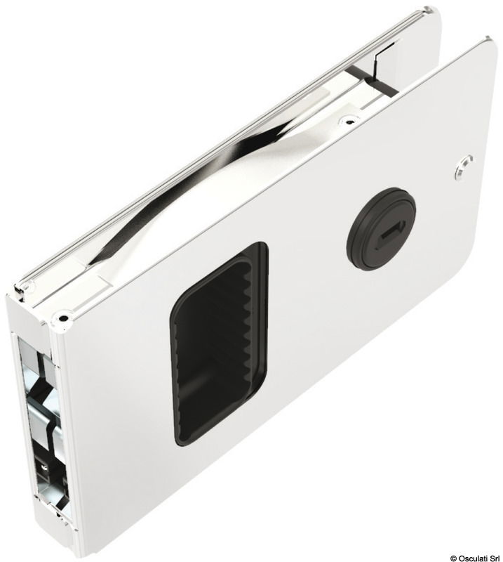 Consente una corsa maggiorata di 100-150 mm rispetto alle tradizionali chiusure per porte scorrevoli.Il blocco di sicurezza consente il bloccaggio della porta dall’interno.Per attivare: ruotare la chiave in senso orario ed estrarla.È fornita con riscontro e due chiavi.